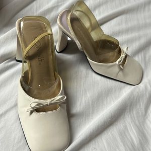 Connie Ivory thick heel size 6 gently worn women’s shoe